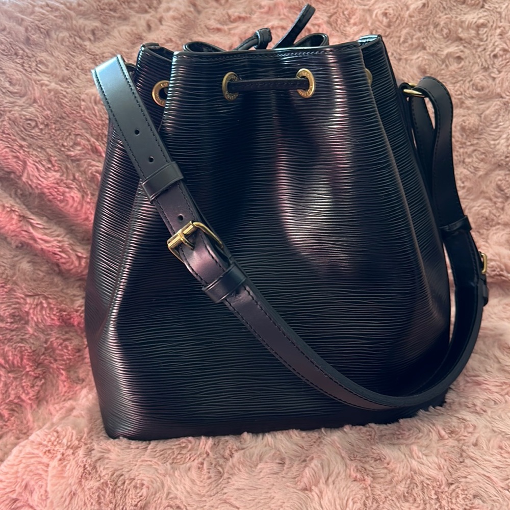 Auth Louis Vuitton Epi Noe Black A20972